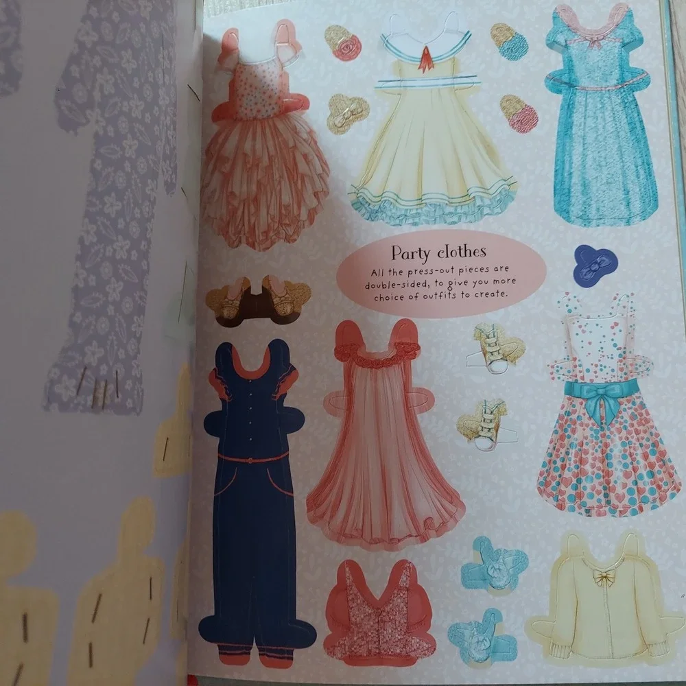 Usborne Press-out Paper Dolls Activity Book Blue Vintage Style 4 Dolls 50 Outfit